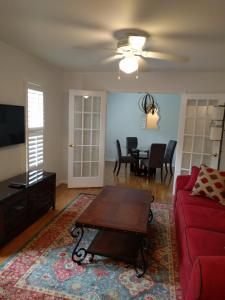 uma sala de estar com um sofá vermelho e uma mesa em University City Guest House em Charlotte