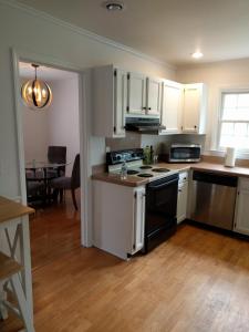 A kitchen or kitchenette at University City Guest House