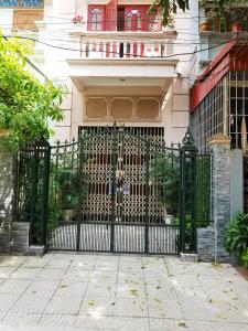 una puerta negra delante de una casa en Private room, international area, near Airport en Hai Phong