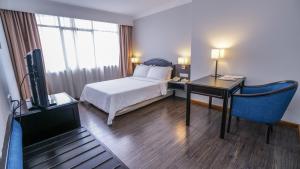 Postel nebo postele na pokoji v ubytování Kingwood Hotel Kuching