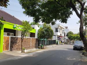 una calle con un coche aparcado frente a un edificio en Omah Melati - Vacation Home en Solo