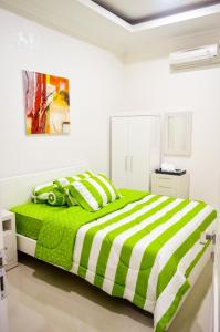 Säng eller sängar i ett rum på Omah Melati - Vacation Home