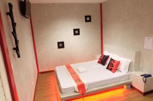 Un pat sau paturi într-o cameră la Love Box Resort