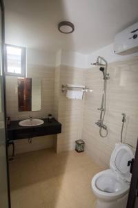 a bathroom with a toilet and a sink at Hoa Lu Hotel in Bản Giỏ (1)