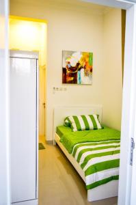 Tempat tidur dalam kamar di Omah Melati - Vacation Home