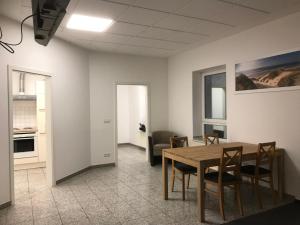 a dining room with a table and chairs at Am Bahnhof in Lutherstadt Wittenberg