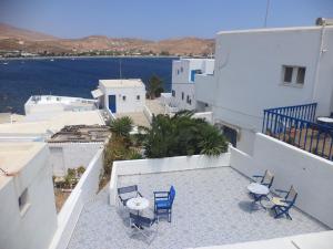 Vista de la piscina de Marina's Studios Serifos o d'una piscina que hi ha a prop