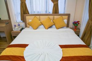 Postel nebo postele na pokoji v ubytování Sakura Boutique Hotel