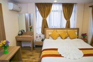 Postel nebo postele na pokoji v ubytování Sakura Boutique Hotel