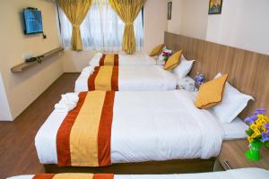 Postel nebo postele na pokoji v ubytování Sakura Boutique Hotel