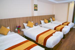 Postel nebo postele na pokoji v ubytování Sakura Boutique Hotel