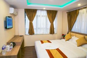 Postel nebo postele na pokoji v ubytování Sakura Boutique Hotel
