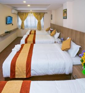 Postel nebo postele na pokoji v ubytování Sakura Boutique Hotel