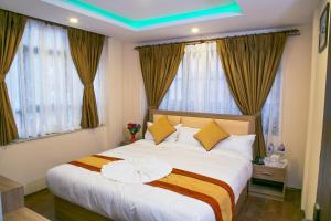 Postel nebo postele na pokoji v ubytování Sakura Boutique Hotel