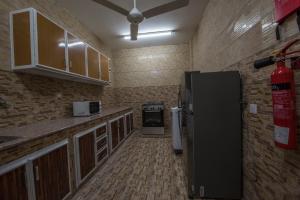 A kitchen or kitchenette at Bahla Jewel Hotel Apartments