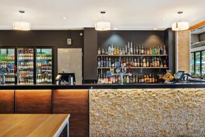 um bar num restaurante com muito álcool em North Pier Hotel em Cowes