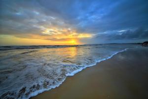 Utorda的住宿－果阿好萊塢星球海灘度假村，日落在海滩上与大海