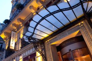 a street light on the side of a building at Hotel West-End in Paris