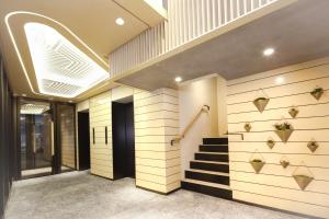um corredor de uma casa com escadas e um edifício em Hotel Ease Access Tsuen Wan em Hong Kong