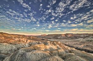een uitzicht op een canyon onder een bewolkte hemel bij Yvonne's Hikers Base Sde Boker in Midreshet Ben Gurion