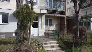 a building with a bench in front of it at Maris Apartment in Târgu-Mureş