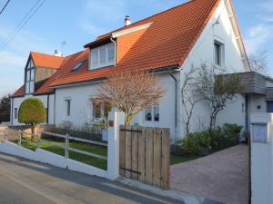 a white house with an orange roof at Wissant l'Opale in Wissant