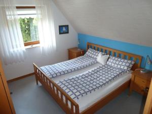 Schlafzimmer mit einem Bett und einem Fenster in der Unterkunft Ferienwohnung Bedey in Kiel