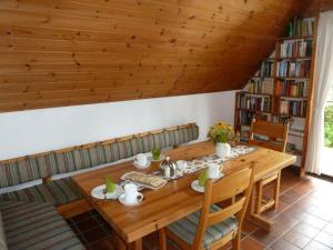 una mesa de madera y sillas en la sala de estar. en Ferienwohnung Bedey en Kiel