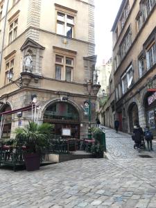 une rue pavée dans une ville avec un bâtiment dans l'établissement Lyon Standing Historic City Apartment, à Lyon