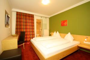 Rúm í herbergi á Hotel Obermayr