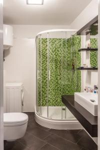 y baño con ducha, aseo y lavamanos. en Razgled/The View, en Koper