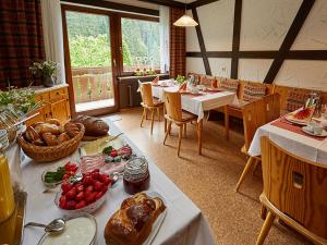 ein Esszimmer mit einem Tisch mit Essen drauf in der Unterkunft Haus am Kaltenbach in Enzklösterle