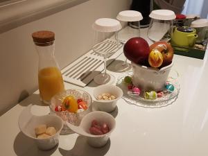 羅馬的住宿－特萊維噴泉套房酒店，配有糖果碗和一瓶橙汁的柜台