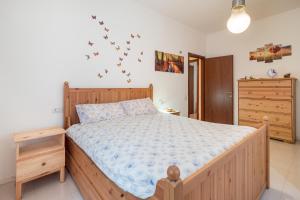 een slaapkamer met een houten bed en een dressoir bij Lizzy Apartment in Milaan