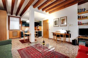 Televízia a/alebo spoločenská miestnosť v ubytovaní Saint's Mark Apartment Venice