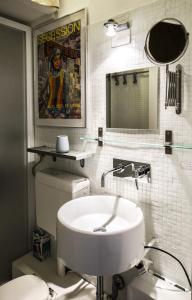 ein Badezimmer mit Waschbecken, Toilette und Spiegel in der Unterkunft Venice Giardini Biennale Apartment in Venedig