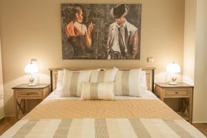 Un pat sau paturi într-o cameră la Evgatis Beach Luxury Apts