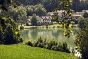 una casa sulla riva di un lago di Maltschacher Seewirt a Feldkirchen in Kärnten