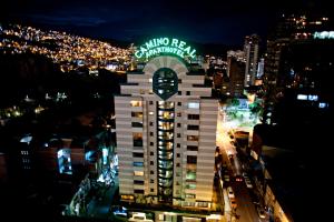 un bâtiment avec une horloge en haut de celui-ci la nuit dans l'établissement Camino Real Aparthotel, Downtown, à La Paz