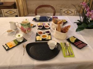 Đồ ăn tại/gần nhà khách