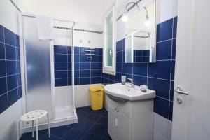 A bathroom at B&B Villa Genny a pochi passi dal mare