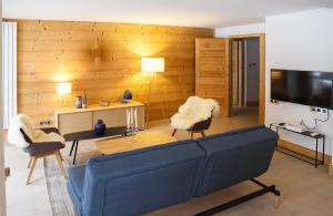 ムジェーヴにあるLuxury appart – Megève – АЕ202のリビングルーム(青いソファ、テレビ付)