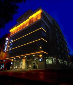 un edificio con luces por la noche en Devin Otel, en Isparta