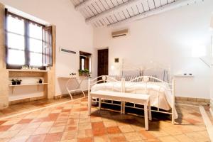 una grande camera con un letto e una finestra di A 50 passi dal Tempio di Apollo a Siracusa