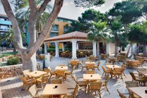 Ein Restaurant oder anderes Speiselokal in der Unterkunft Occidental Menorca 