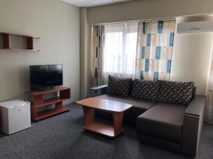 Mini Hotel on Brovarskaya的电视和/或娱乐中心