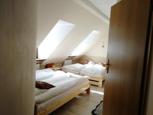 Giường trong phòng chung tại Rezydencja Na Skrócie