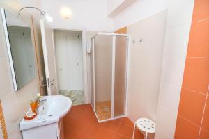 A bathroom at B&B Villa Genny a pochi passi dal mare