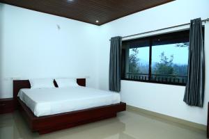 Una cama o camas en una habitación de Vythiri Stream View