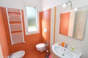 A bathroom at B&B Villa Genny a pochi passi dal mare